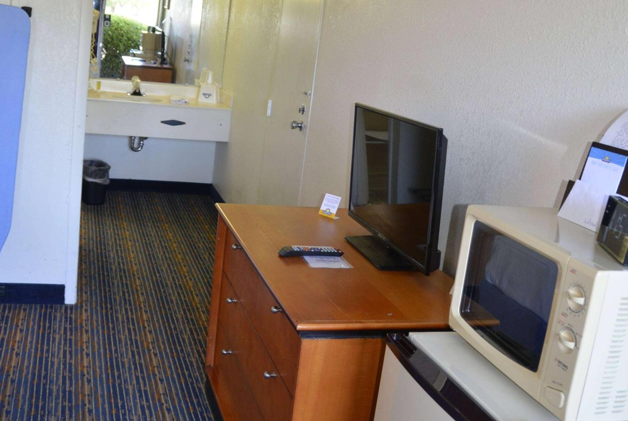 Days Inn By Wyndham Luray Shenandoah Bagian luar foto