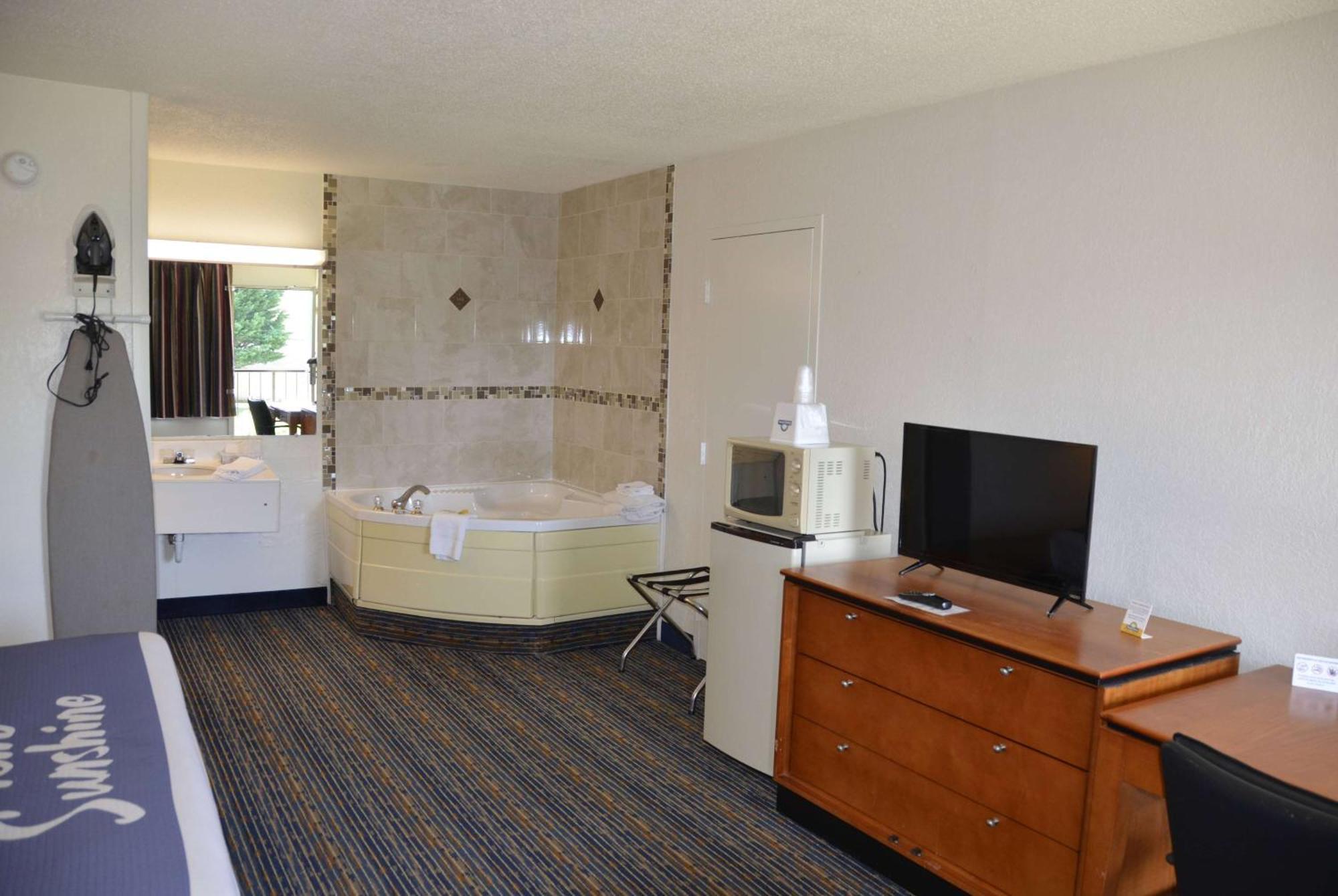 Days Inn By Wyndham Luray Shenandoah Bagian luar foto