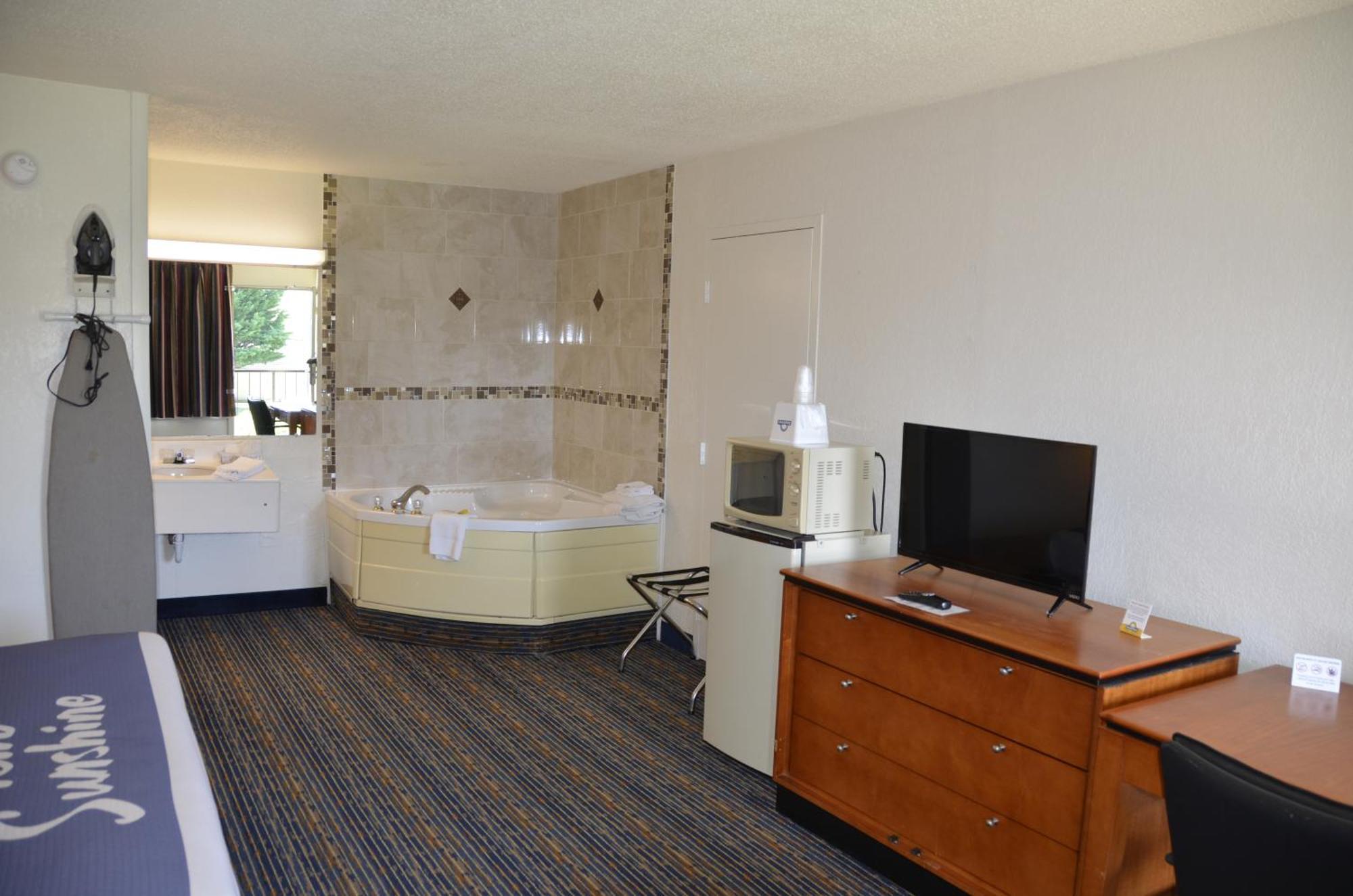 Days Inn By Wyndham Luray Shenandoah Bagian luar foto